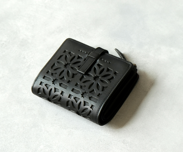 【直営店・WEB限定】カットワーク 二つ折り財布 詳細画像 ブラック 20